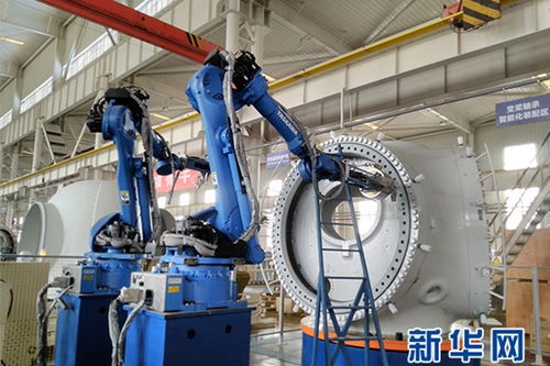 傳統(tǒng)制造業(yè)向智能信息化發(fā)展 用智能機(jī)器人擰螺栓